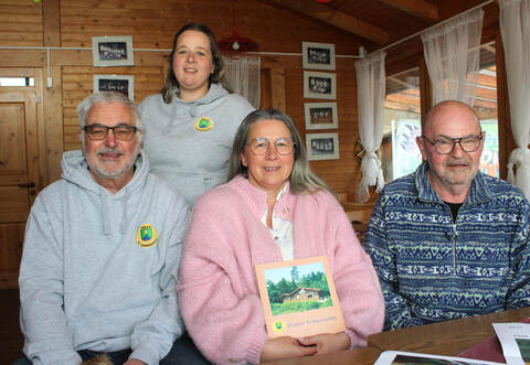 Auf das 50-Jährige Bestehen des Tennisclubs Sternenfels blicken zweiter Vorsitzender Klaus Woitke (von links), Jugendsportwartin Amelie Aldinger, Vorsitzende Tanja Aldinger sowie Ehrenpräsident Walter Schäfer mit Vorfreude.