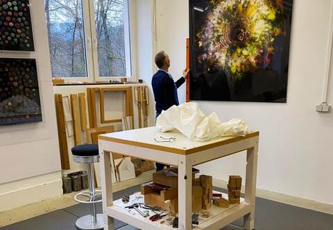 Der Fotograf Achim Großmann bei der Arbeit im Calwer Atelier.