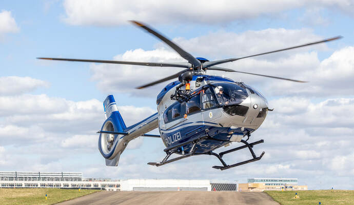 Mit lautem Rotorengeräusch landet der Polizeihubschrauber auf dem Gelände der Staffel am Stuttgarter Flughafen.