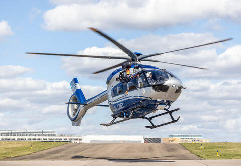 Mit lautem Rotorengeräusch landet der Polizeihubschrauber auf dem Gelände der Staffel am Stuttgarter Flughafen.