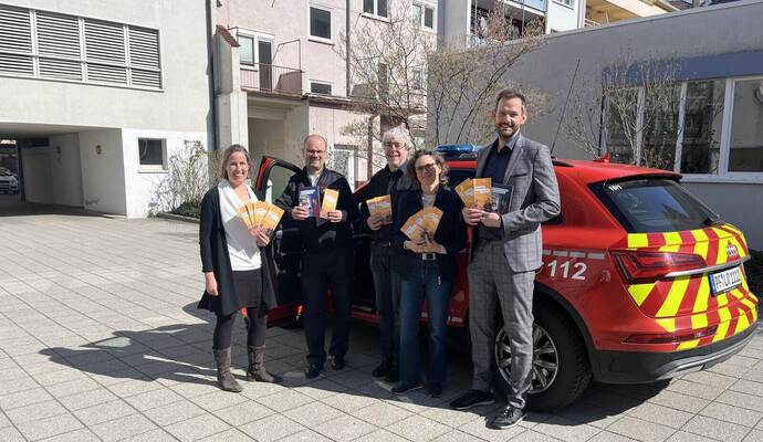 Die erste Landesvorsitzende Hilde Neidhardt, Kreisbrandmeister Carsten Sorg, Jürgen Hörstmann, Stefanie Frey und Landrat Bastian Rosenau mit ihrem Flyer „Sicher? – Sicher!“. Ihr Ziel: die Bürger für schwierige Zeiten vorzubereiten.