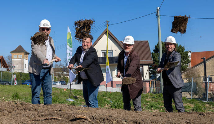 Hoch die Spaten (von links): Andreas Seufer, Geschäftsführer des Eigenbetriebs Wohnbau Birkenfeld, Bürgermeister Martin Steiner, Jan Currle, Kommunalentwicklung (KE) der LBBW und der Birkenfelder Architekt Thomas Höll.