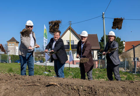 Hoch die Spaten (von links): Andreas Seufer, Geschäftsführer des Eigenbetriebs Wohnbau Birkenfeld, Bürgermeister Martin Steiner, Jan Currle, Kommunalentwicklung (KE) der LBBW und der Birkenfelder Architekt Thomas Höll.
