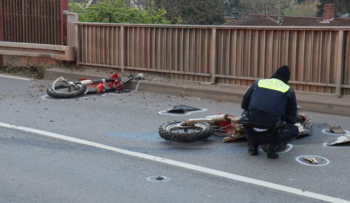 Motorradfahrer stürzt bei Unfall von Eisenbahnbrücke