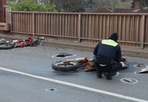 Motorradfahrer stürzt bei Unfall von Eisenbahnbrücke