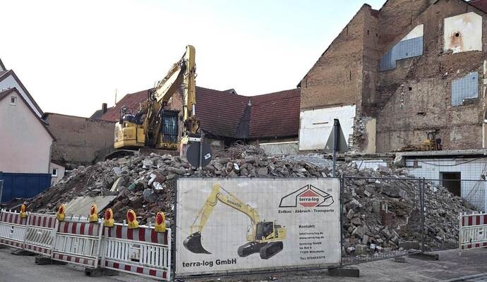 Schwierige Abrissarbeiten: Eine Fachfirma bricht rund um die frühere Wirtschaft „Waldhorn“ Gebäude ab, das denkmalgeschützte Gasthaus bleibt jedoch erhalten und wird aufwendig saniert.