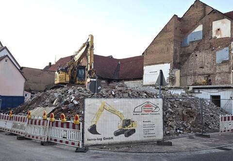 Schwierige Abrissarbeiten: Eine Fachfirma bricht rund um die frühere Wirtschaft „Waldhorn“ Gebäude ab, das denkmalgeschützte Gasthaus bleibt jedoch erhalten und wird aufwendig saniert.
