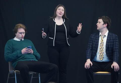 Im Stück für die Siebtklässler ist Teenager Will (links) ziemlich genervt von seinen Eltern, die sich dauernd über alles Mögliche streiten.