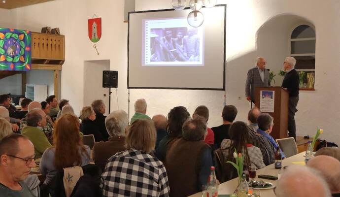 In der Alten Kelter in Mönsheim muss sogar nachbestuhlt werden, damit alle Zuhörerinnen und Zuhöhrer einen Platz finden.