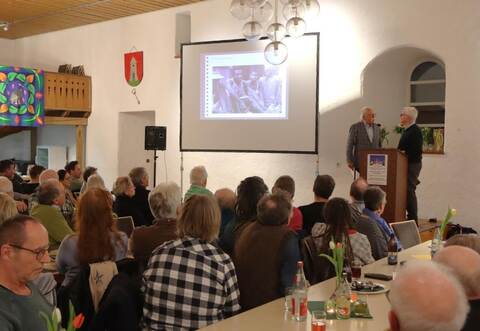 In der Alten Kelter in Mönsheim muss sogar nachbestuhlt werden, damit alle Zuhörerinnen und Zuhöhrer einen Platz finden.