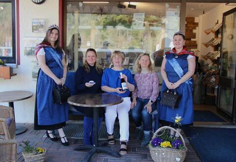 Stolz präsentieren Jody Bredenhagen (von links), Bürgermeisterin Sabine Zenker, Angelika Schmahl, Angelika Kraft und Celine Nelkner das neue Kleinod mitten in Enzklösterle.