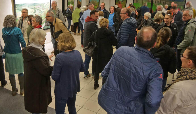 Bereits die Vernissage des Kunstwandern-Festivals „Art Hiking“ ist am Freitagabend sehr gut besucht.