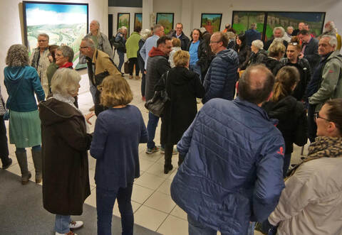 Bereits die Vernissage des Kunstwandern-Festivals „Art Hiking“ ist am Freitagabend sehr gut besucht.