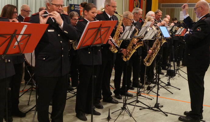 Der Musikzug der Feuerwehr um Dirigent Bernd Windelband gibt bei der Hauptversammlung den Ton an.
