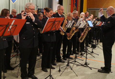 Der Musikzug der Feuerwehr um Dirigent Bernd Windelband gibt bei der Hauptversammlung den Ton an.