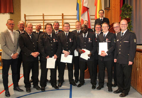 Feuerwehr Mühlacker: Zahlreiche Jubilare werden von OB Stephan Retter und Feuerwehrkommandant Matthias Donath (erster und zweiter von links) gemeinsam mit Kreisbrandmeister Carsten Sorg und dem stellvertretenden Vorsitzenden des Feuerwehrverbandes Enzkreis, Ulrich Gall (erster und zweiter von rechts) geehrt.