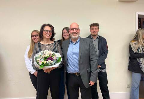 Der frisch wiedergewählte Wimsheimer Bürgermeister Mario Weisbrich mit Ehefrau Panja und den Kindern Hanna, Lea und Tom.