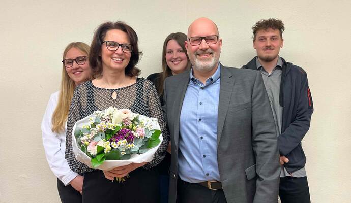 Der frisch wiedergewählte Wimsheimer Bürgermeister Mario Weisbrich mit Ehefrau Panja und den Kindern Hanna, Lea und Tom.