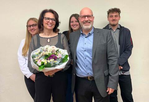 Der frisch wiedergewählte Wimsheimer Bürgermeister Mario Weisbrich mit Ehefrau Panja und den Kindern Hanna, Lea und Tom.