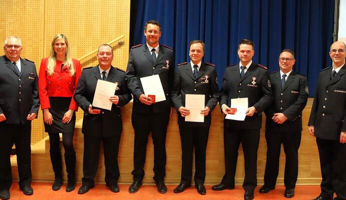 Ehre, wem Ehre gebührt: Vier langjährige aktive Feuerwehrangehörige erhielten das Feuerwehrehrenzeichen. Von links:Kommandant Carsten Kern, Bürgermeisterin Sabine Wagner, Hans-Jürgen Trumpp, Andreas Kais, Florian Kuhnle und Daniel Montesserato, Joachim Straub vom Feuerwehrverband Enzkreis und der stellvertretende Kreisbrandmeister Martin Irion.