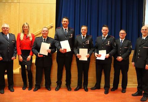 Ehre, wem Ehre gebührt: Vier langjährige aktive Feuerwehrangehörige erhielten das Feuerwehrehrenzeichen. Von links:Kommandant Carsten Kern, Bürgermeisterin Sabine Wagner, Hans-Jürgen Trumpp, Andreas Kais, Florian Kuhnle und Daniel Montesserato, Joachim Straub vom Feuerwehrverband Enzkreis und der stellvertretende Kreisbrandmeister Martin Irion.