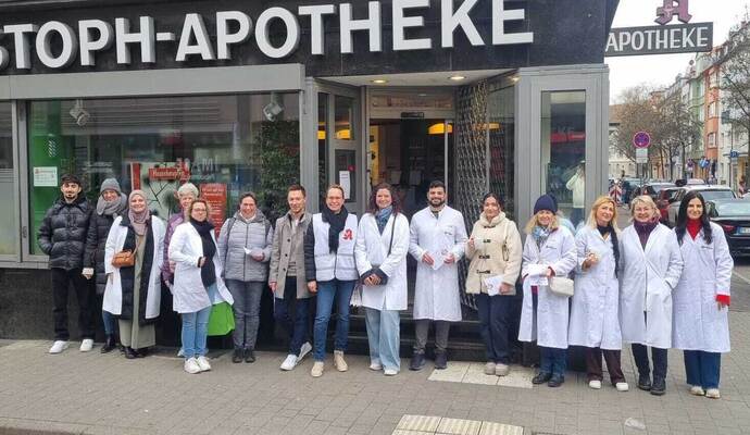 Vor der Christoph-Apotheke, die heute am Streiktag als Notapotheke erreichbar ist, streiken die Apotheker.
