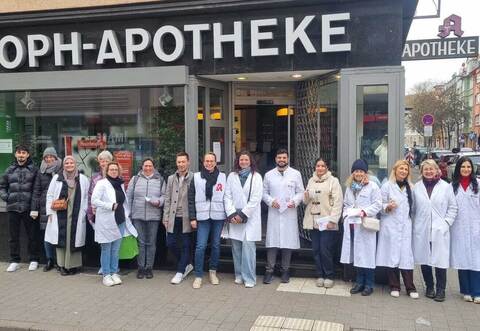 Vor der Christoph-Apotheke, die heute am Streiktag als Notapotheke erreichbar ist, streiken die Apotheker.