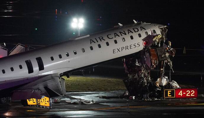 Flugzeug kollidiert in New York mit Fahrzeug