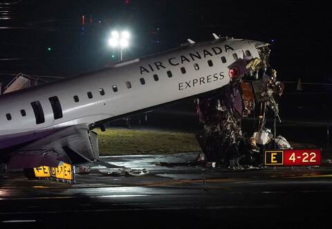 Flugzeug kollidiert in New York mit Fahrzeug