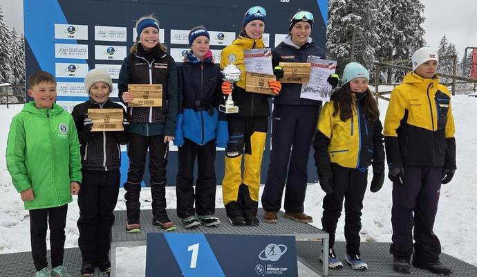 Die erfolgreichen Biathleten des WSV Schömberg mit Clara Weisser (mit Pokal), die die Gesamtwertung bei den Schülerinnen des SBW-Cups gewann.
