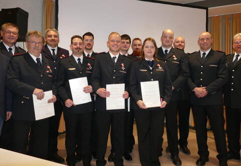 Ehren mit Landesauszeichnungen verdiente Feuerwehrmitglieder (von links):Bürgermeister Frank Spottek, der stellvertretende Feuerwehrverbandsvorsitzende Michael Gutjahr, Thomas Wein, Bernd Schmid, Julian Reinelt, Danny Claus, Marvin Pfeiffer, Tim Wein, Jann Eisele, Tanja Bäuerle, Stefan Schoch, Kommandant Andreas Gerlich und dessen Stellvertreter Simon Gabler. Ganz rechts im Bild der stellvertretende Kreisbrandmeister Michael Szobries.