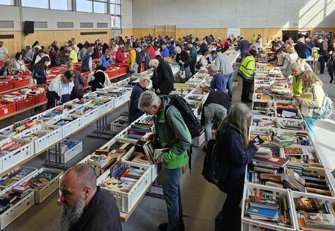 Der Büchermarkt der Kinderhilfe Sri Lanka im Biet in der Monbachhalle in Neuhausen entwickelte sich zu einem wahren Mekka für Buchfreunde, die auf den langen Tischreihen stöbern und entdecken konnten.