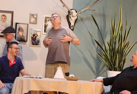 Familienvater Frank „Balou“ Bär, gespielt von Martin Wagner (rechts), lebt eigentlich ganz zufrieden mit seinem gemütlichen Lebensstil: gutes Essen, wenig Bewegung und eine ordentliche Portion Gelassenheit. Doch wie lange noch? Da lachen Manuel Bogner, dahinter Joachim Bogner, Joachim Berger und Martin Wagner (von links).