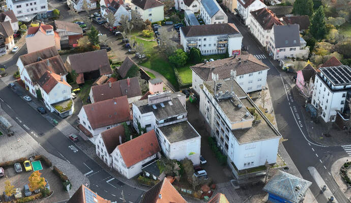 „Herzstück“ der Gemeindeentwicklung: Das Areal um die frühere Großmetzgerei Dittus, von der Haupt- und Baumgartenstraße V-förmig eingegrenzt mit dem Blauen Pavillon an der Spitze, der in den Osterferien vor dem Abriss steht.