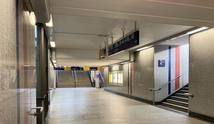 Unterführung zwischen Eingang und Aufgängen in Kaiserslautern.