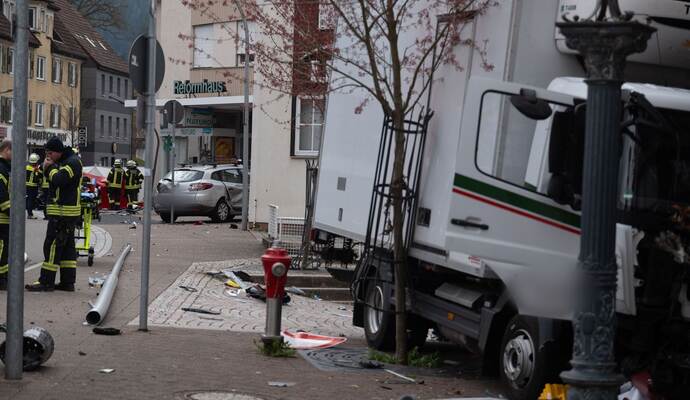 Lastwagen erfasst Mutter und Kind - beide tot