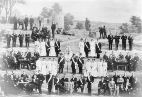 Blick in die Vergangenheit: Das Foto zeigt den Gesangverein Niefern, hier noch unter dem Namen „Harmonie Niefern“ im Zuge der Fahnenweihe 1907.