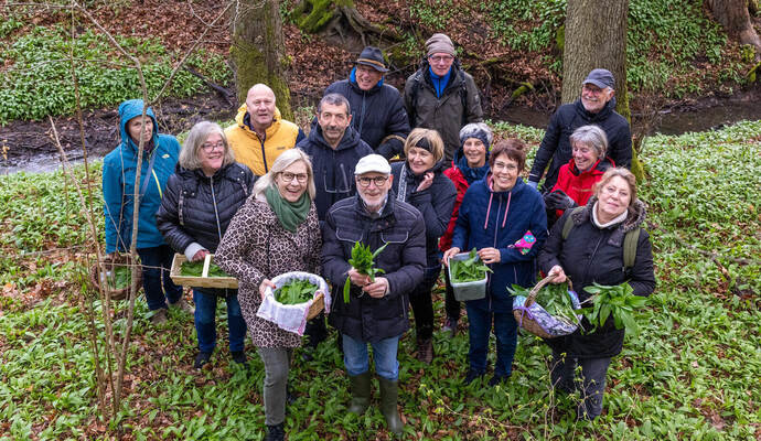 Zahlreiche PZ-Leser waren am Mittwoch mit Bärlauch-Experte Roy Kieferle (vorne Mitte) unterwegs.