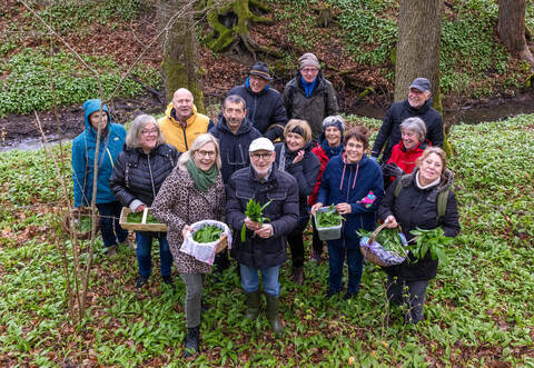 Zahlreiche PZ-Leser waren am Mittwoch mit Bärlauch-Experte Roy Kieferle (vorne Mitte) unterwegs.