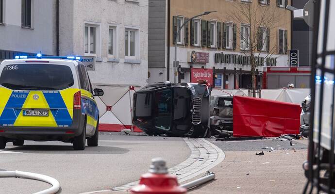 Lastwagen erfasst Mutter und Kind - beide tot