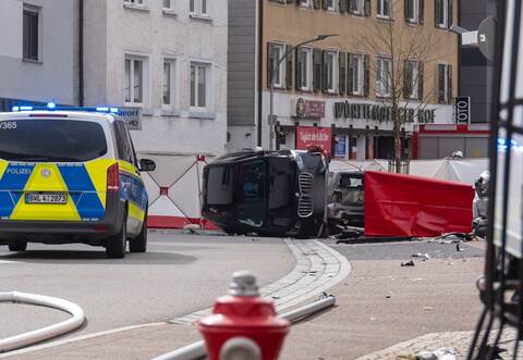 Lastwagen erfasst Mutter und Kind - beide tot