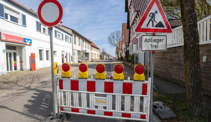 Bauarbeiten an den Wasserrohren machen eine Vollsperrung der Dürrner Haupt-straße nötig. Nun wurden die Arbeiten am zweiten Bauabschnitt vergeben.