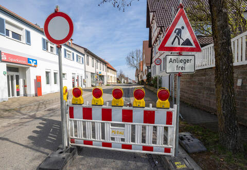 Bauarbeiten an den Wasserrohren machen eine Vollsperrung der Dürrner Haupt-straße nötig. Nun wurden die Arbeiten am zweiten Bauabschnitt vergeben.