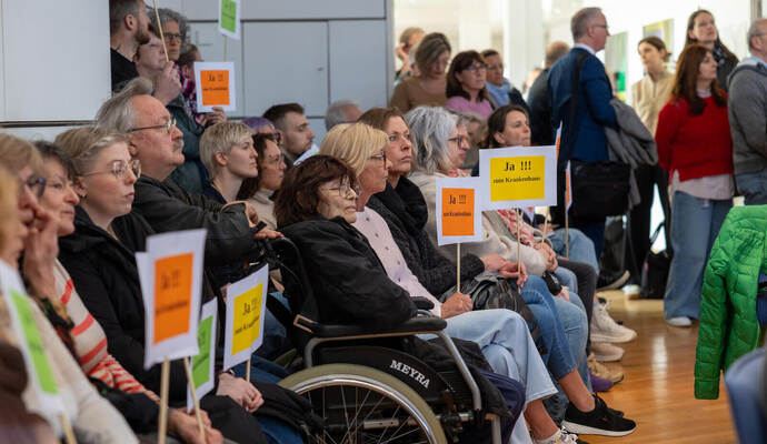 Hoffen und Bangen für die Unterstützer der RKH Klinik Neuenbürg, die am Donnerstag die entscheidende Kreistagsdebatte verfolgen. Am Ende müssen sie registrieren, dass das Krankenhaus Ende September geschlossen werden soll.