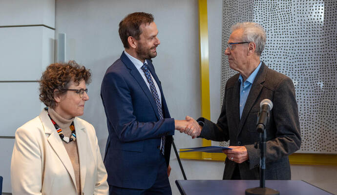Glückwünsche für Landrat Bastian Rosenau (Mitte) gibt es von Kreisrat Jürgen Kurz und Regierungspräsidentin Sylvia M. Felder.