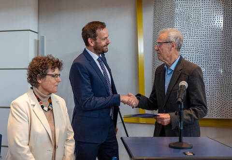 Glückwünsche für Landrat Bastian Rosenau (Mitte) gibt es von Kreisrat Jürgen Kurz und Regierungspräsidentin Sylvia M. Felder.