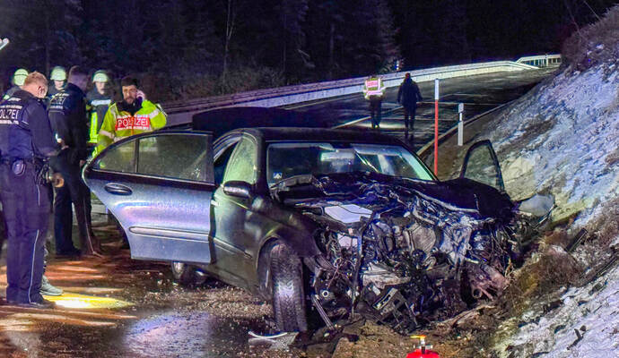 Bei Simmerfeld hat es auf glatter Fahrbahn gekracht.