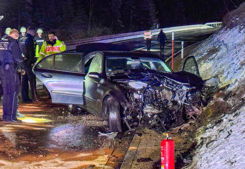 Bei Simmerfeld hat es auf glatter Fahrbahn gekracht.