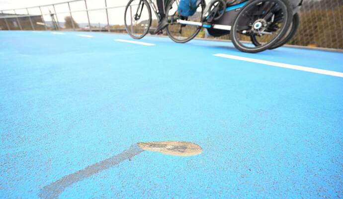 Loch in Fahrradbrücke in Tübingen