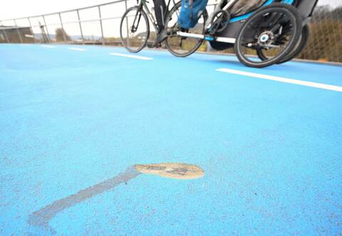 Loch in Fahrradbrücke in Tübingen